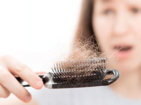 分子靶向抗癌治疗的潜在不良反应：脱发
