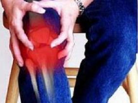 女74岁，膝关节肿痛2年伴下肢水肿3月