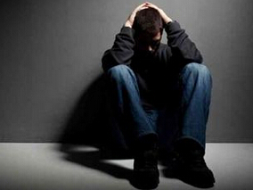 抗抑郁药治疗中的自杀和攻击行为：成人vs儿童和青少年