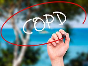 长期使用吸入性糖皮质激素对COPD患者痰细菌和病毒载量有何影响？