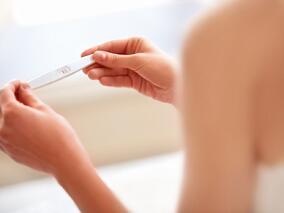 受孕前产妇摄入哪种饮料对生殖成功的威胁更大？