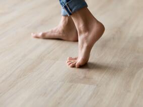 脚后跟三番两次出现肿物 有可能是脂质代谢障碍
