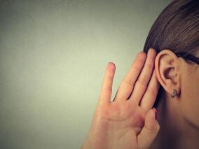 27岁男性间断性右耳鸣、头痛 最有可能是…