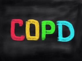 中度至极重度COPD：糖皮质激素三联吸入疗法打败二联疗法