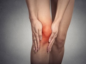 42岁女性1周前患带状疱疹及尿路感染 1天前夜间突发右膝关节肿痛