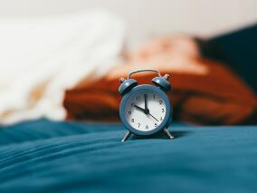 睡多睡少都不行！研究表明睡够7小时、在10～11点入睡刚刚好