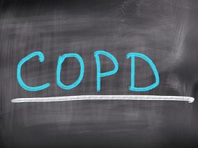 吸入性糖皮质激素对COPD支气管扩张重叠患者肺炎风险有何影响？