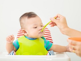 婴儿期引入致敏性食物 是否能降低食物过敏风险？