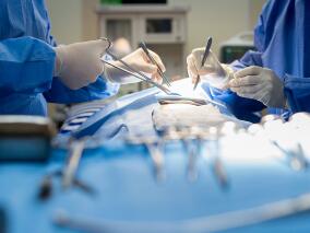 肩关节置换术后 外科医生手术量与患者结局之间的相关性