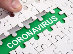 早期症状性COVID-19 莫诺拉韦与利托那韦增强的奈玛特韦的抗病毒疗效比较