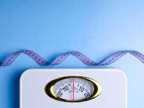 研究显示：老年人体重指数较高且腰围较细可降低死亡风险
